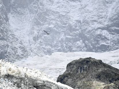 Un helicóptero vuela sobre el glaciar Planpincieux, este miércoles.