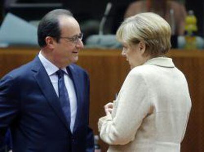 El presidente franc&eacute;s Fran&ccedil;ois Hollande, conversa con la canciller alemana, Angela Merkel.