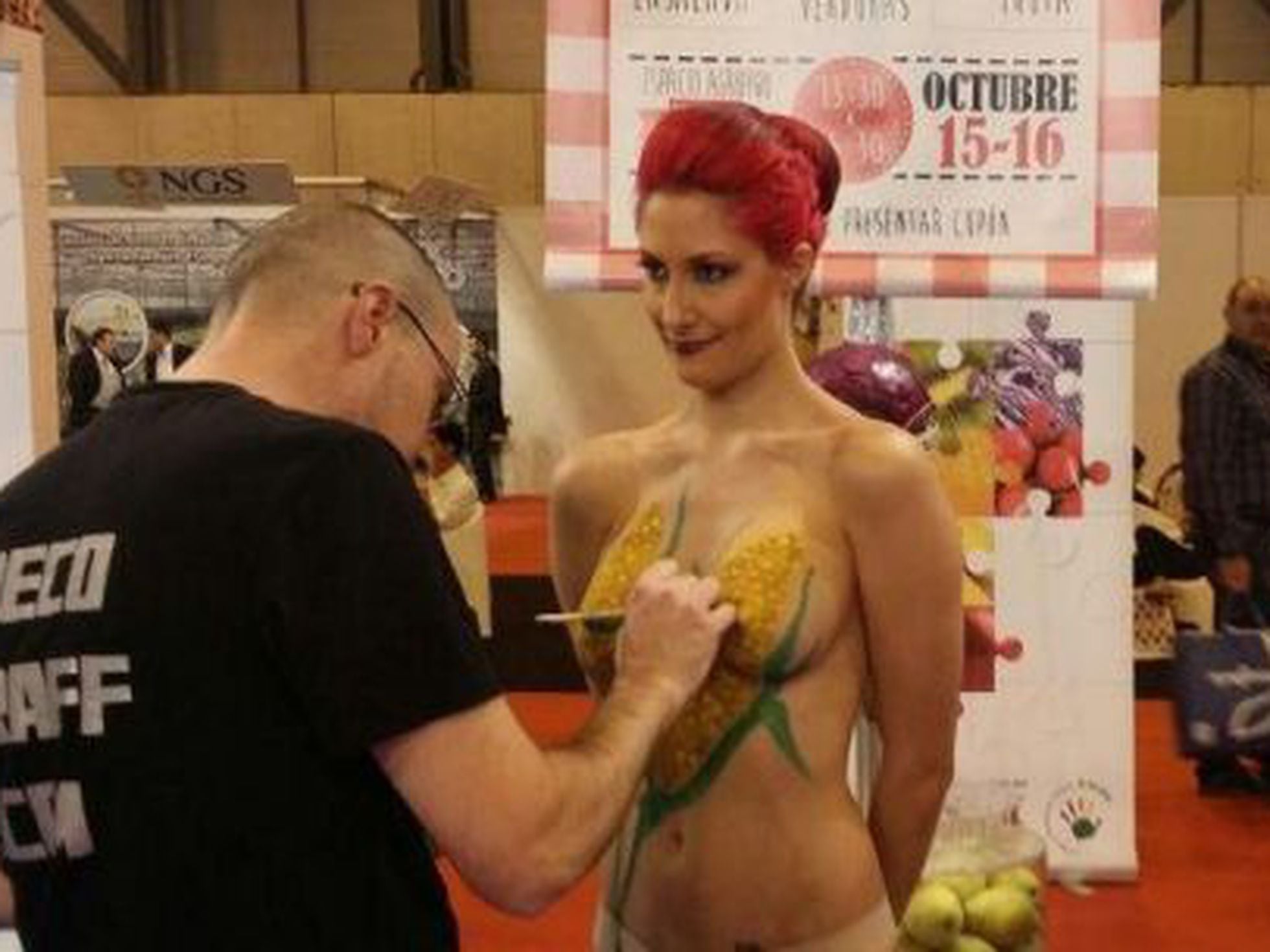 Una asociación usa a una mujer desnuda para promocionar fruta | Andalucía |  España | EL PAÍS