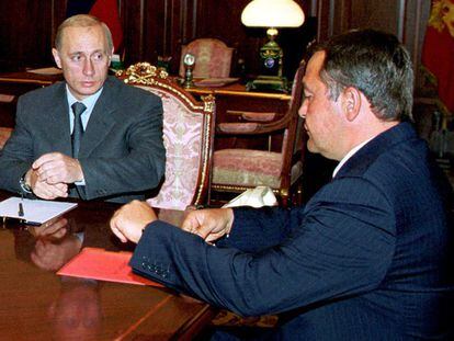 El exministro de Informaci&oacute;n de Rusia Mija&iacute;l Lesin, a la derecha, y el presidente ruso, Vladimir Putin, en 2000.