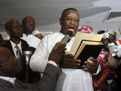 Julius Maada Bio, vencedor en las elecciones, jura el cargo como presidente de Sierra Leona, este jueves en Freetown.