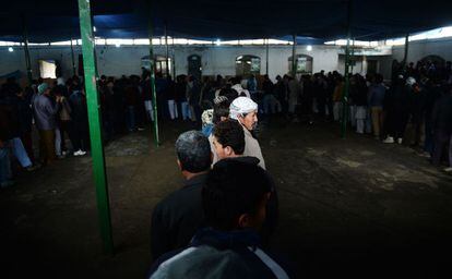 Tres candidatos parten como favoritos para sustituir a Hamid Karzai, presidente del país desde hace más de 12 años y ganador de las dos anteriores elecciones presidenciales, celebradas en 2004 y 2009. En la imagen, residentes afganos esperan para votar en Kabul.