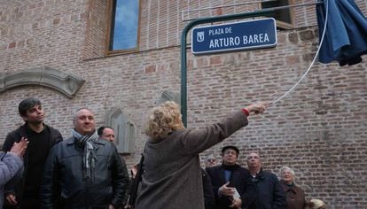 Manuela Carmena descubre la placa de la nueva plaza de Arturo Barea en Lavapiés.
