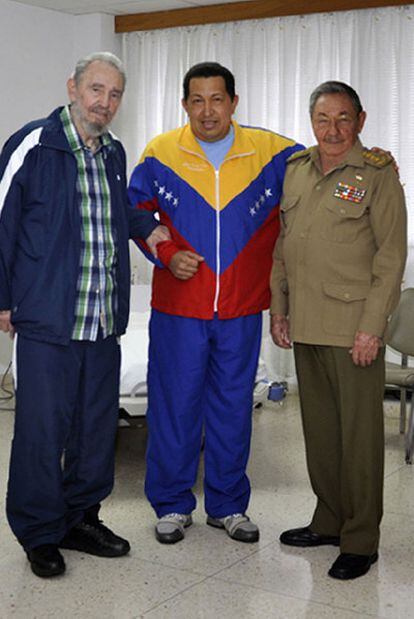 Chávez recibe la visita de Fidel y Raúl Castro en el hospital, en una imagen facilitada por las autoridades cubanas el 17 de junio.