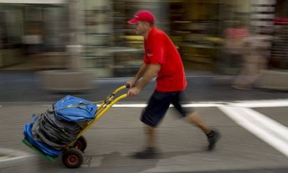 Un repartidor con un carrito de mano.