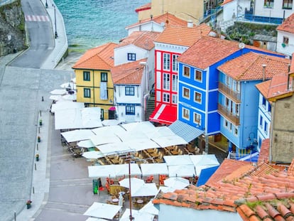 Casas de colores con restaurantes con terraza en la plaza Marina de Cudillero (Asturias).