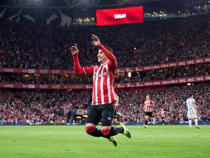 Álex Berenguer celebra durante el derbi vasco.