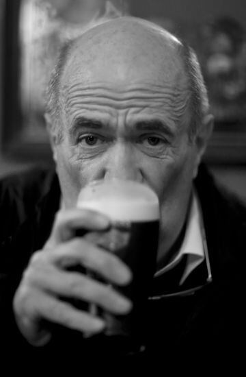 Tóibín bebe cerveza en un pub cerca de su casa de campo en Enniscorthy, donde nació.