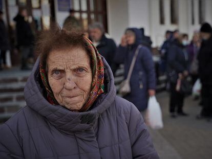 Refugiados llegados a Brovari, a las afueras de Kiev, esperaban su turno el viernes para registrarse y recibir ayuda.