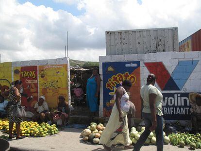 Un mercado en las calles de la ciudad de Gonaives, donde Jean-Jacques Dessalines proclamó la independencia de Haití el 1 de enero de 1804.
