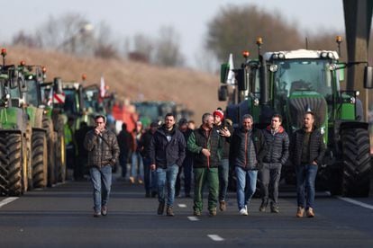 Agricultores franceses caminan por la autopista A16 mientras intentan llegar a París durante una protesta por los precios, los impuestos y la regulación verde, quejas compartidas por los agricultores de toda Europa, en Beauvais, Francia, este lunes. 