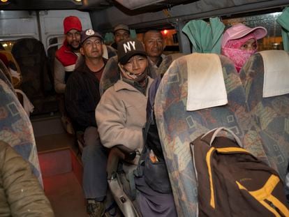 Jornaleros de Lorca, en el interior de una furgoneta, el viernes de madrugada antes de salir al trabajo.