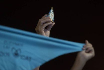 Una manifestante antiaborto sostiene una Virgen de la Merced en la 'Marcha por la vida'.
