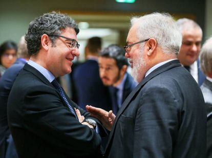 El ministro Álvaro Nadal y el comisario Miguel Arias Cañete ayer en la reunión del Consejo en Bruselas.