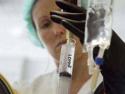 Preparaci&oacute;n de quimioterapia en un centro de oncolog&iacute;a en Niza.