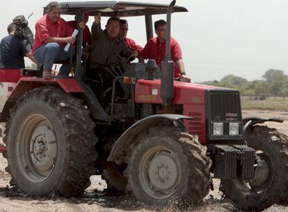 El presidente venezolano conduce un tractor ayer, durante la realización de su programa Aló, presidente, en Barinas.