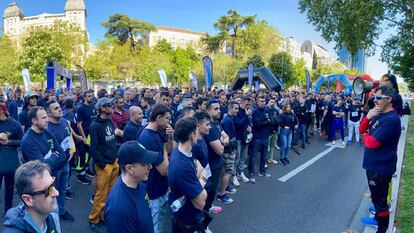 Cientos de bomberos con sus camisetas reivindicativas, durante la protesta de esta mañana en la Carrera de Bomberos.