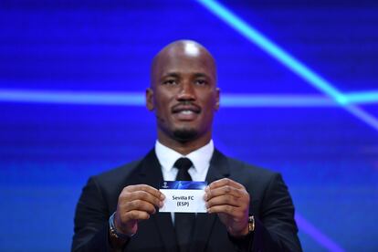 Drogba saca la papeleta del Sevilla en el sorteo.