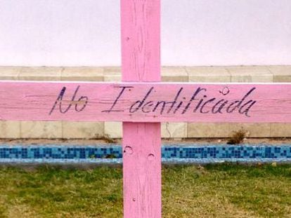 Cruz por una mujer no identificada en un memorial de Ciudad Ju&aacute;rez.