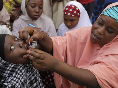 Una ni&ntilde;a es vacunada de polio en Kawo Kano (Nigeria).