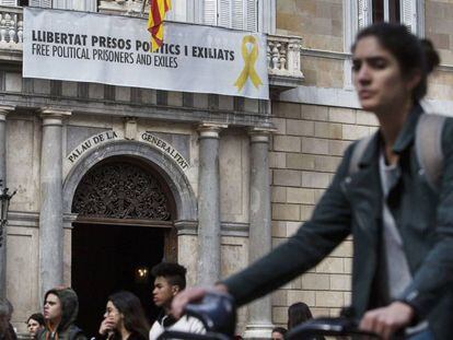 Pancarta con un lazo amarillo, ayer en la fachada del Palau de la Generalitat, en Barcelona. En vídeo, Torra mantiene los lazos y desafía a la Junta Electoral Central.