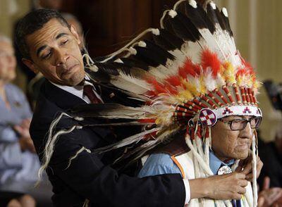 Barack Obama impone una de las medallas de la Libertad al jefe tribal indio Joseph Medicine Crow.