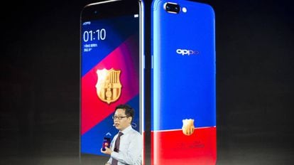 El vicepresidente de OPPO, Wu Qiang, muestra la edici&oacute;n especial del R11.