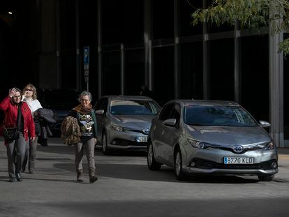 Vehículos oficiales del Ayuntamiento de Barcelona aparcados en la Plaza Sant Miquel.