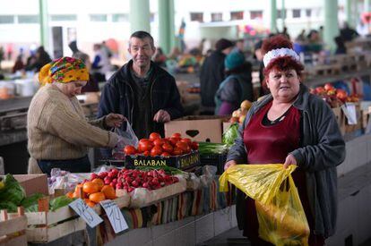 Ciudadanos moldavos en un mercado de Tiraspol.