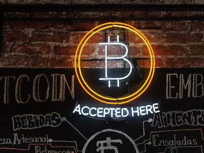 El interior del Bitcoin Embassy Bar, en en el barrio Roma de Ciudad de México.