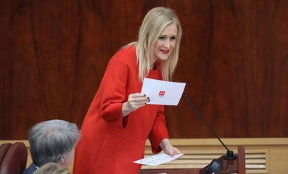 Cristina Cifuentes, hoy, durante el Pleno de la Asamblea de Madrid.
