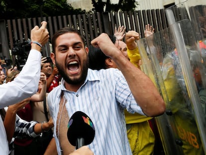 Juan Requesens, diputado de la oposición venezolana, frente al Tribunal Supremo de Justicia en Caracas, en una imagen de archivo.