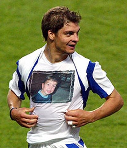 Charisteas enseña tras el gol una camiseta con la foto de su hijo grabada.