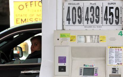 Precios del carburante en un cartel de una gasolinera de Manhattan (Nueva York), el pasado 7 de marzo.