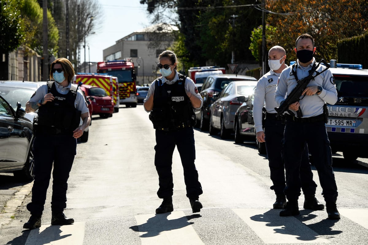 Francia Investiga Como Atentado Terrorista Un Ataque Mortal Con Cuchillo En Las Afueras De Paris Internacional El Pais