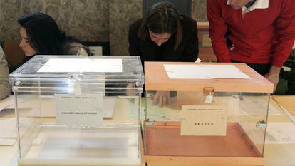 Urnas vacías en un colegio electoral de Madrid.
