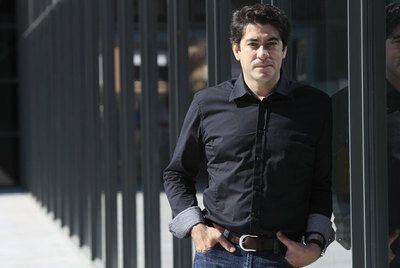 El nuevo alcalde de Alcorcón, David Pérez, ante la entrada del Ayuntamiento.