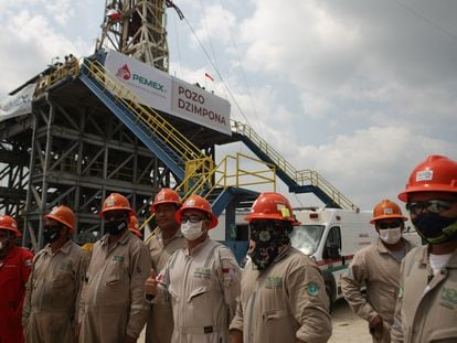 Trabajadores del pozo petrolero Dzimpona, en Tabasco, en marzo de este año.