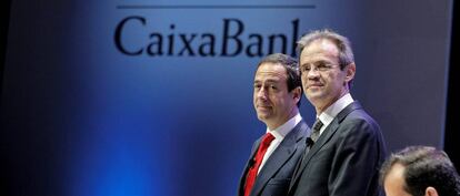 El presidente de CaixaBank, Jordi Gual (derecha), y el consejero delegado, Gonzalo Gortázar (izquierda).