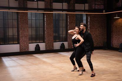 Dos concursantes bailan en el primer programa de 'The Dancer'.