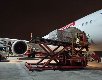 Avión de Iberia que participa en el corredor aéreo sanitario que traslada suministros sanitarios a España.