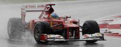 El piloto de Ferrari, Fernando Alonso, durante la carrera en el circuito de Sepang