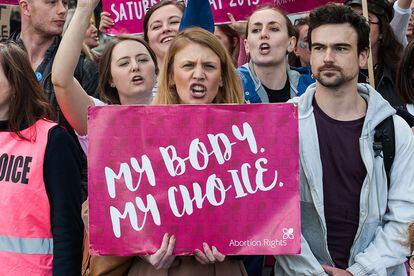 Mujeres protestan por la política anti abortista de Trump.