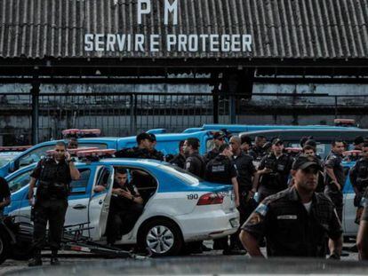Decenas de mujeres de policías de Río impiden patrullar a sus maridos en forma de protesta