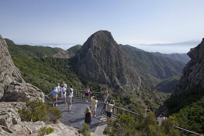 Garajonay acoge la mejor representación de laurisilva de Europa, selvas de laurel que dominaron hace millones de años en toda la cuenca mediterránea y que desaparecieron con el enfriamiento de las glaciaciones. Enclavado en una elevada meseta surcada por numerosos valles, la densa capa de nieblas arrastradas por los vientos alisios que suele cubrirlos provoca una sensación de irrealidad. El hecho de encontrarse en una isla (La Gomera) le ha proporcionado grandes singularidades, como plantas endémicas exclusivas y fauna autóctona como la paloma turqué y la paloma rabiche.