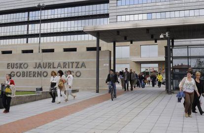 Un grupo de funcionarios sale de la sede del Gobierno vasco en Vitoria.