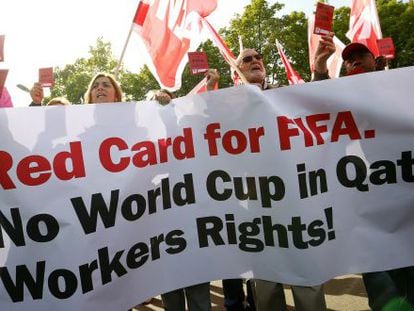 Protesta el pasado mes, en Z&uacute;rich, ante la sede central de la FIFA, por los derechos de los trabajadores en Catar