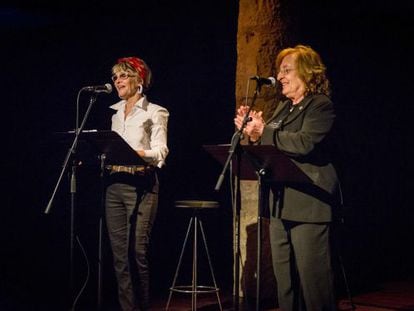 Julie Christie, amb Marta Pessarrodona, durant el seu recital ahir a la Pedrera de Barcelona.