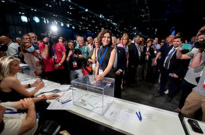Díaz Ayuso vota al final de la primera jornada del PP de Madrid.