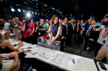 Díaz Ayuso vota al final de la primera jornada del PP de Madrid. 